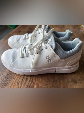 On The Roger white sneakers w10